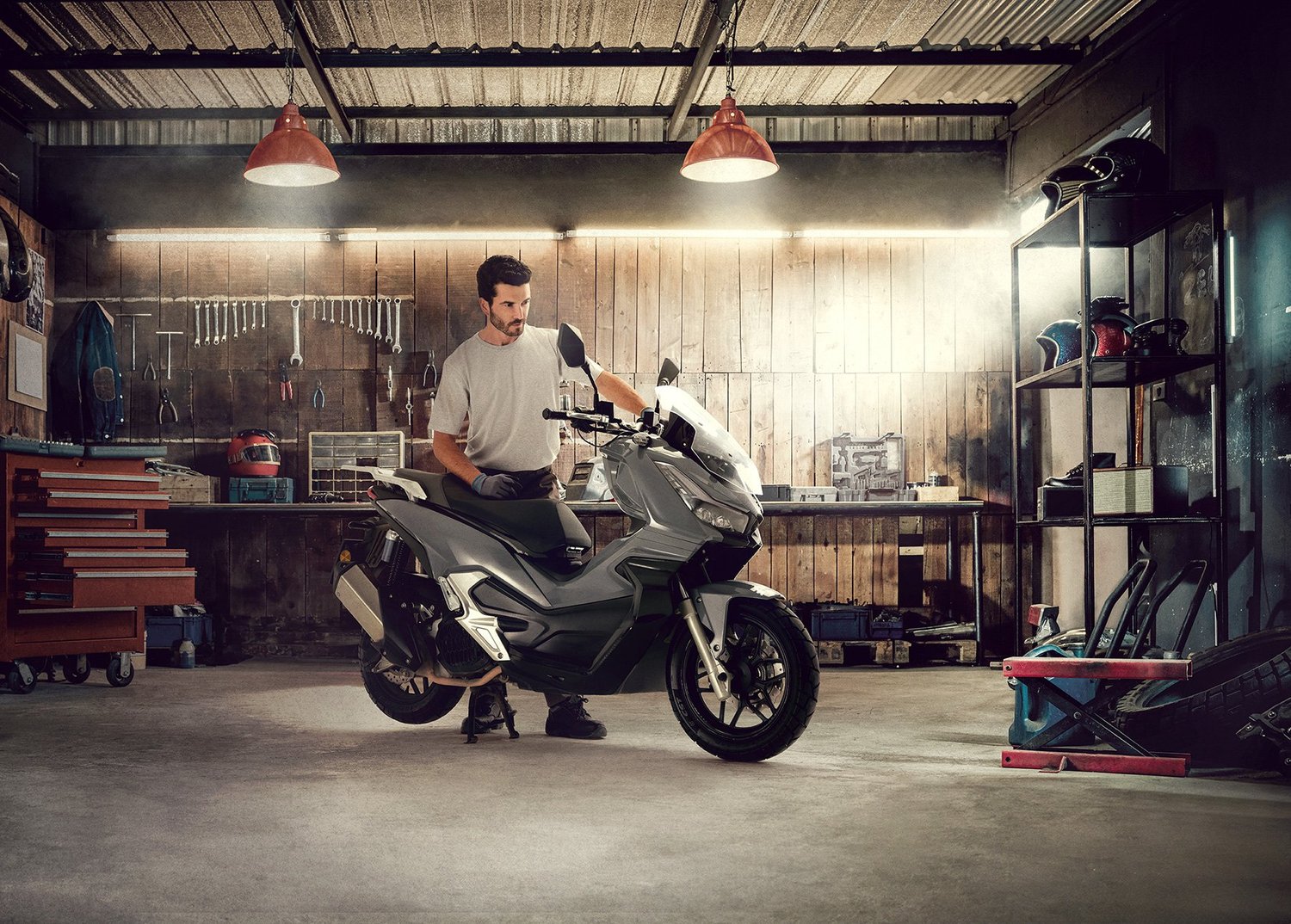 Petrol Ofisi MaxiMoto — gri motosiklet bakım kadrajı · PAM İstanbul.