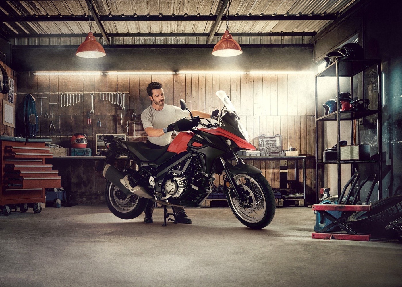 Petrol Ofisi MaxiMoto — kırmızı motosiklet, retro atölye · PAM İstanbul.