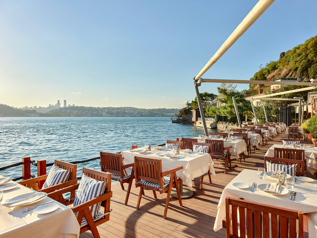 Sedat Yamak — Mimari Fotoğraf — Istanbul Restoran Modern Architecture Photography Lacivert Dış Cephe.